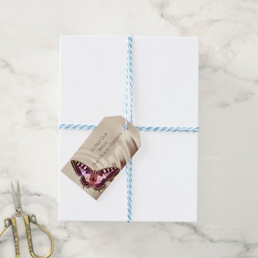 Een roze vlinder op een roomsatijnachtergrond cadeaulabel (Met Touw)