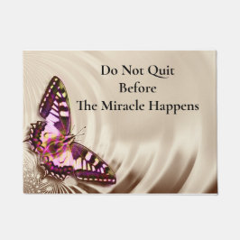 Een roze vlinder op een roomsatijnachtergrond deurmat