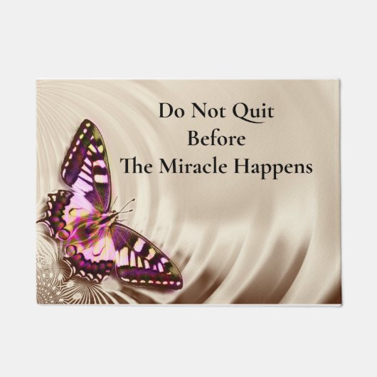 Een roze vlinder op een roomsatijnachtergrond deurmat (Voorkant)