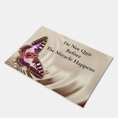 Een roze vlinder op een roomsatijnachtergrond deurmat (Schuin)