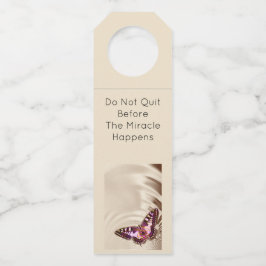 Een roze vlinder op een roomsatijnachtergrond flessenhanger