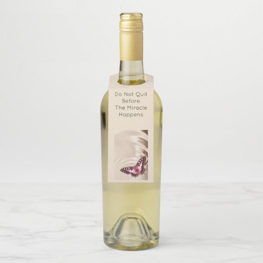 Een roze vlinder op een roomsatijnachtergrond flessenhanger (Op fles)