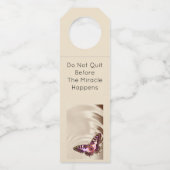 Een roze vlinder op een roomsatijnachtergrond flessenhanger (Voorkant)