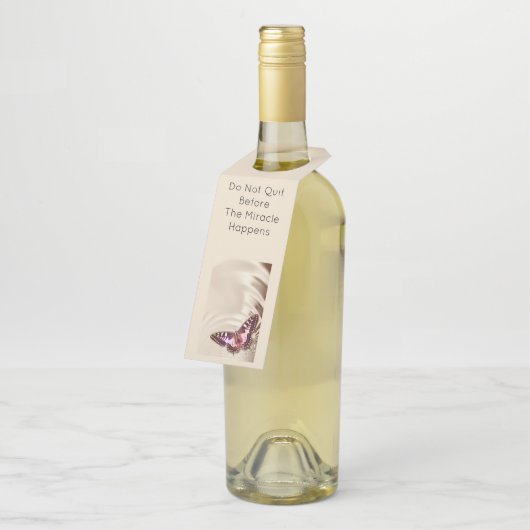 Een roze vlinder op een roomsatijnachtergrond flessenhanger (Schuin)