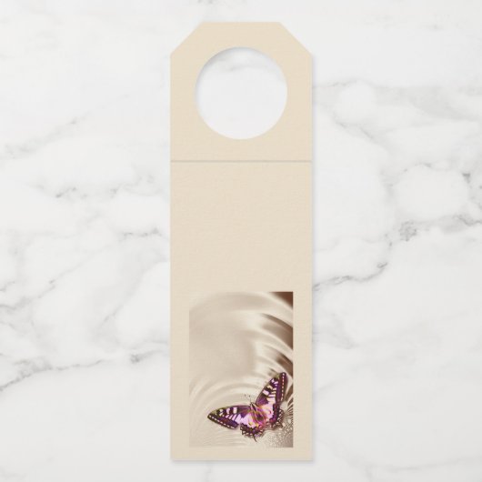 Een roze vlinder op een roomsatijnachtergrond flessenhanger (Achterkant)