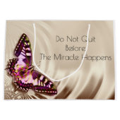 Een roze vlinder op een roomsatijnachtergrond groot cadeauzakje (Voorkant)