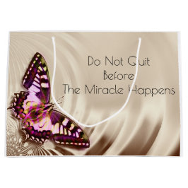 Een roze vlinder op een roomsatijnachtergrond groot cadeauzakje