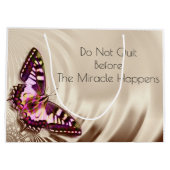 Een roze vlinder op een roomsatijnachtergrond groot cadeauzakje (Achterkant)