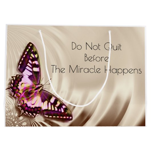 Een roze vlinder op een roomsatijnachtergrond groot cadeauzakje (Achterkant)