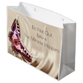 Een roze vlinder op een roomsatijnachtergrond groot cadeauzakje (Achterkant Gekanteld)