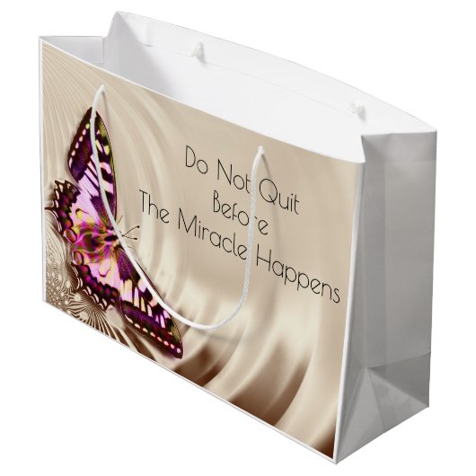 Een roze vlinder op een roomsatijnachtergrond groot cadeauzakje (Achterkant Gekanteld)