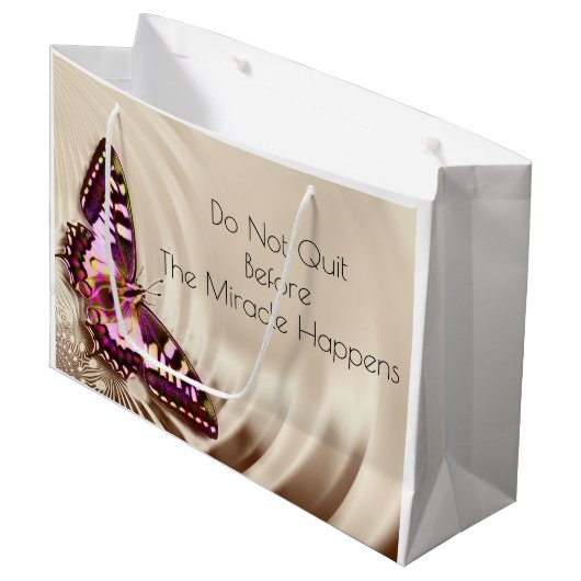 Een roze vlinder op een roomsatijnachtergrond groot cadeauzakje (Voorkant Gekanteld)