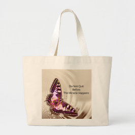 Een roze vlinder op een roomsatijnachtergrond grote tote bag