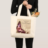 Een roze vlinder op een roomsatijnachtergrond grote tote bag (Voorkant (product))