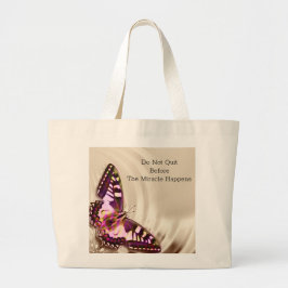 Een roze vlinder op een roomsatijnachtergrond grote tote bag