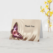 Een roze vlinder op een roomsatijnachtergrond kaart (Gele Bloem)