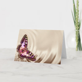 Een roze vlinder op een roomsatijnachtergrond kaart