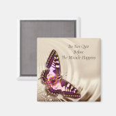 Een roze vlinder op een roomsatijnachtergrond magneet (Voorkant / Achterkant)