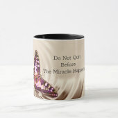 Een roze vlinder op een roomsatijnachtergrond mok (Midden)