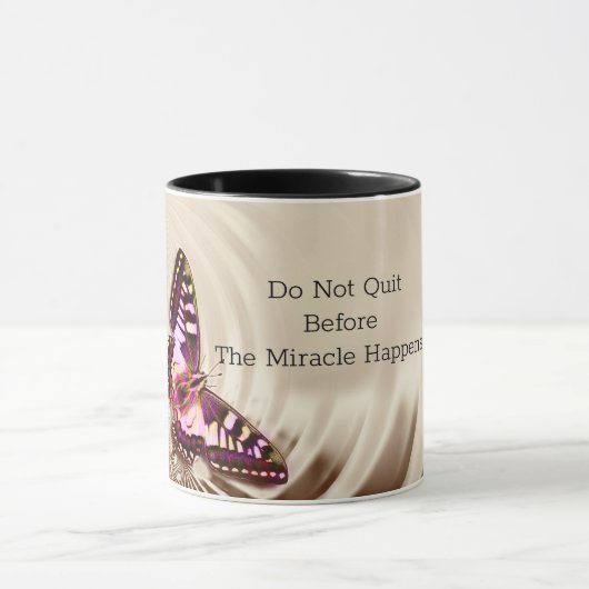 Een roze vlinder op een roomsatijnachtergrond mok (Midden)