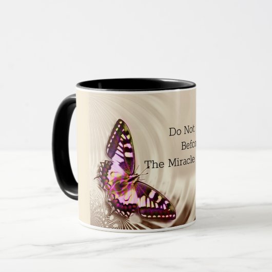 Een roze vlinder op een roomsatijnachtergrond mok (Voorkant links)