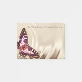 Een roze vlinder op een roomsatijnachtergrond post-it® notes