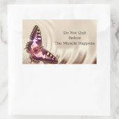 Een roze vlinder op een roomsatijnachtergrond rechthoekige sticker (Tas)