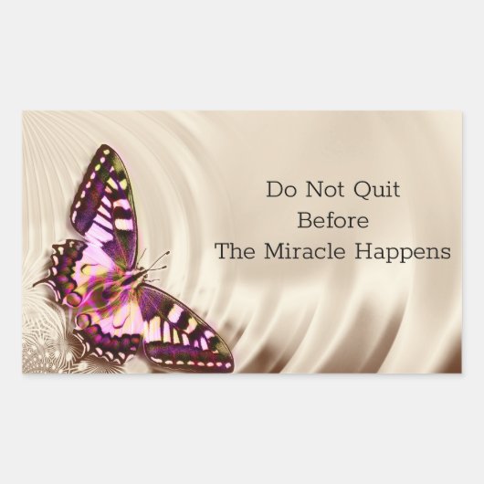 Een roze vlinder op een roomsatijnachtergrond rechthoekige sticker (Voorkant)