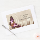 Een roze vlinder op een roomsatijnachtergrond rechthoekige sticker (Envelop)