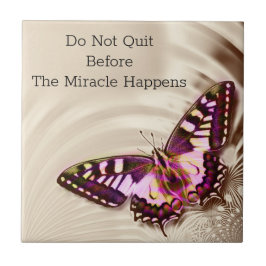 Een roze vlinder op een roomsatijnachtergrond tegeltje