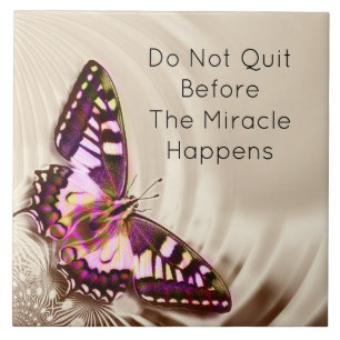 Een roze vlinder op een roomsatijnachtergrond tegeltje