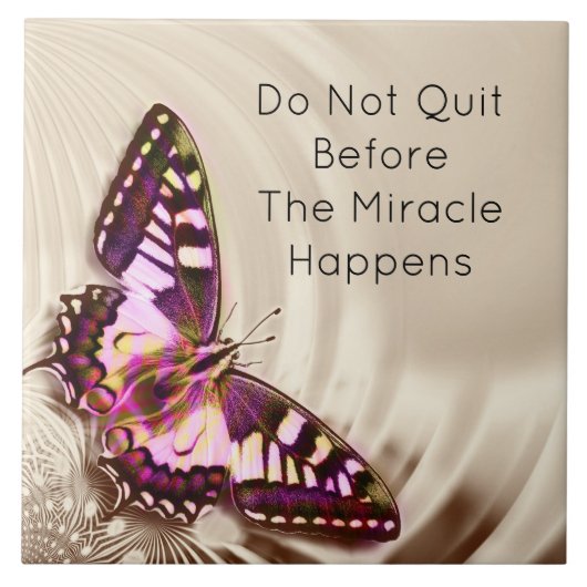 Een roze vlinder op een roomsatijnachtergrond tegeltje (Voorkant)