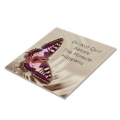 Een roze vlinder op een roomsatijnachtergrond tegeltje (Zijkant)