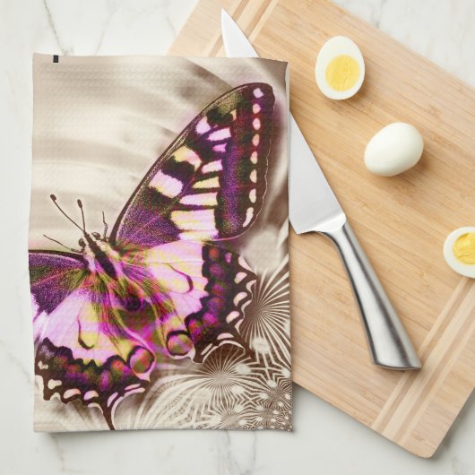 Een roze vlinder op een roomsatijnachtergrond theedoek (Quarter Fold)