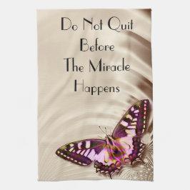 Een roze vlinder op een roomsatijnachtergrond theedoek