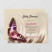 Een roze vlinder op een roomsatijnachtergrond uitnodiging briefkaart (Voorkant / Achterkant)