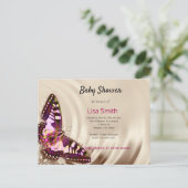 Een roze vlinder op een roomsatijnachtergrond uitnodiging briefkaart (Staand voorkant)