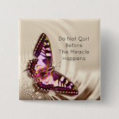 Een roze vlinder op een roomsatijnachtergrond vierkante button 5,1 cm (Voorkant)
