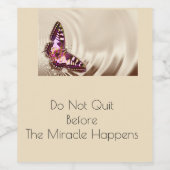 Een roze vlinder op een roomsatijnachtergrond wijn etiket (Enkel label)