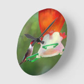 Een ruby Throing Hummingbird Ronde Klok (Hoek)