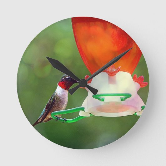 Een ruby Throing Hummingbird Ronde Klok (Voorkant)