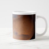 Een ruimteschip in aeroshell nadert Mars. Grote Koffiekop (Rechts)