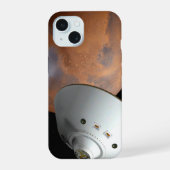 Een ruimteschip in aeroshell nadert Mars. iPhone 15 Case (Achterkant)