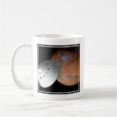 Een ruimteschip in aeroshell nadert Mars. Koffiemok (Links)