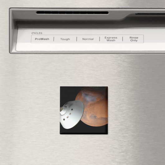 Een ruimteschip in aeroshell nadert Mars. Magneet (Insitu (Vaatwasser))