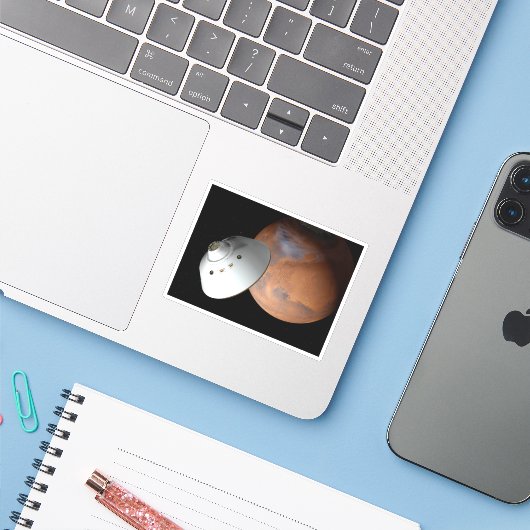 Een ruimteschip in aeroshell nadert Mars. Sticker (Laptop met iPhone)