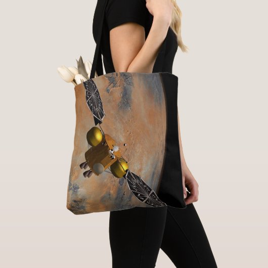 Een ruimteschip in een baan om Mars. Tote Bag (Dichtbij)