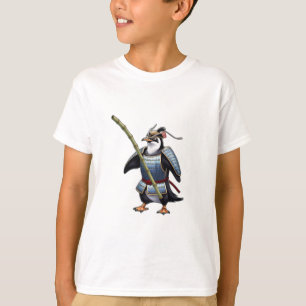 Een samoerai pinguïn die vecht met een bamboestok. t-shirt