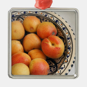 Een schaal met mediterrane abrikozen 2 metalen ornament