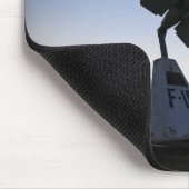 Een schaalmodel van een F-16 C die valk vecht Muismat (Hoek)